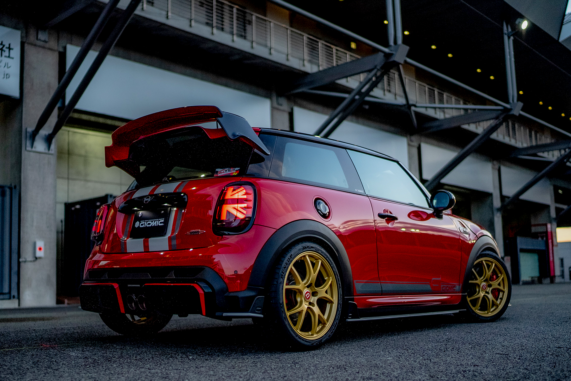 EVO・スタイル・ウイング・キット for F56